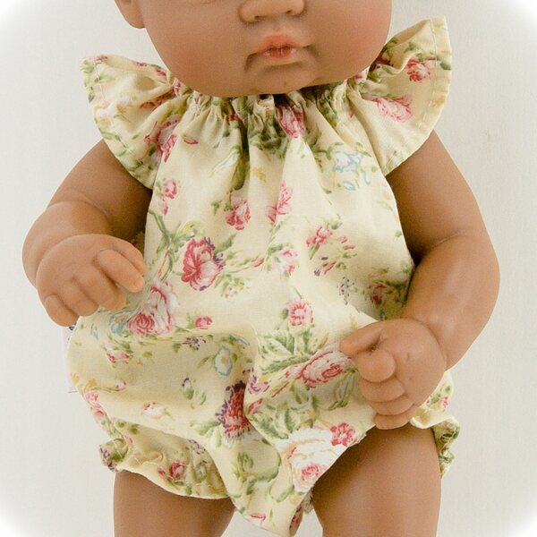 Cremefarbener Overall für Miniland 32 cm Puppe mit rosa Rosen, aus Baumwolle