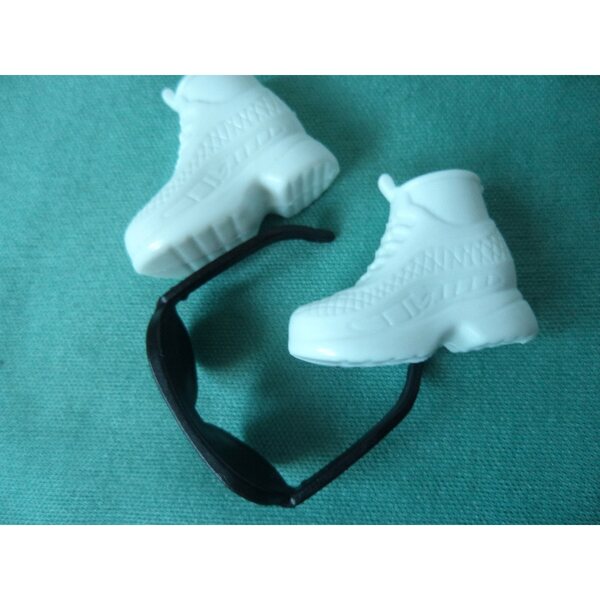 Set sportivo bianco per bambola tipo Barbie con scarpe e occhiali da sole