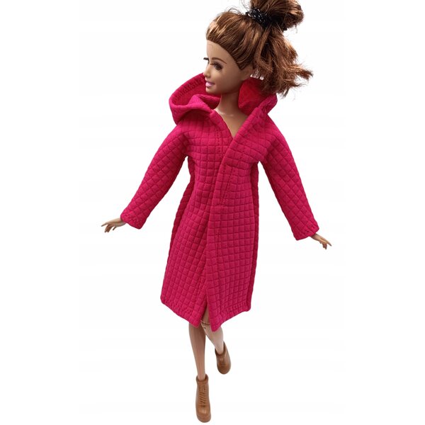 Cappotto magenta con cappuccio per bambola, realizzato in tessuto trapuntato