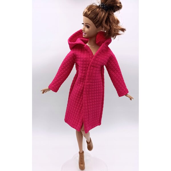 Cappotto magenta con cappuccio per bambola, realizzato in tessuto trapuntato