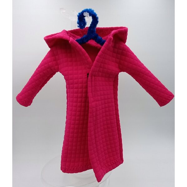 Cappotto magenta con cappuccio per bambola, realizzato in tessuto trapuntato