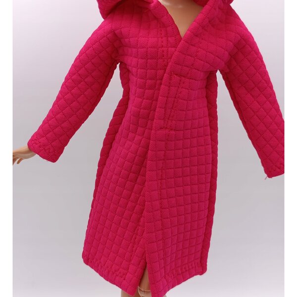 Cappotto magenta con cappuccio per bambola, realizzato in tessuto trapuntato