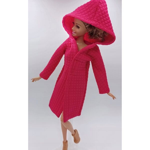 Cappotto magenta con cappuccio per bambola, realizzato in tessuto trapuntato