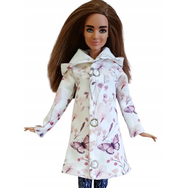 Ein Kapuzenmantel für eine Puppe – ein modisches Kleid mit lila Schmetterlingsmuster