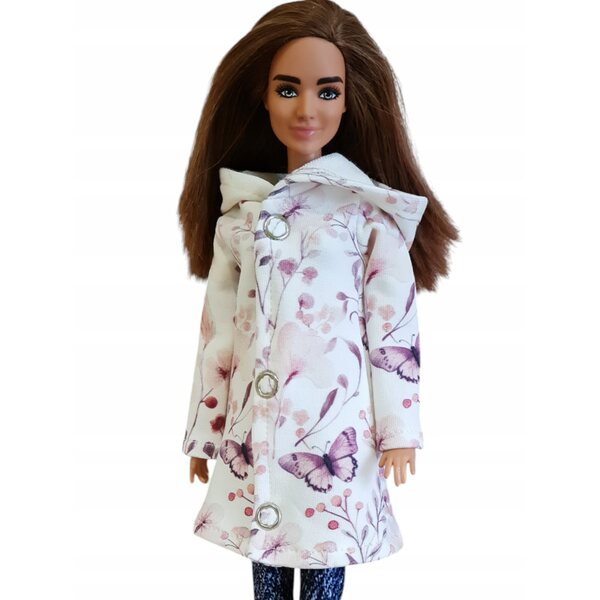 Ein Kapuzenmantel für eine Puppe – ein modisches Kleid mit lila Schmetterlingsmuster