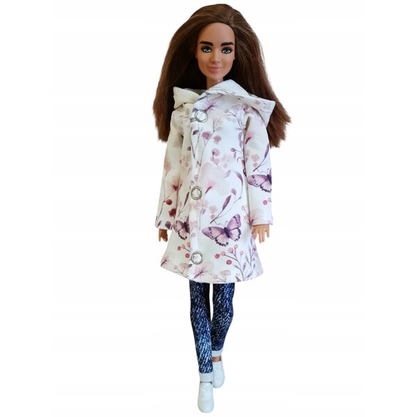 Ein Kapuzenmantel für eine Puppe – ein modisches Kleid mit lila Schmetterlingsmuster