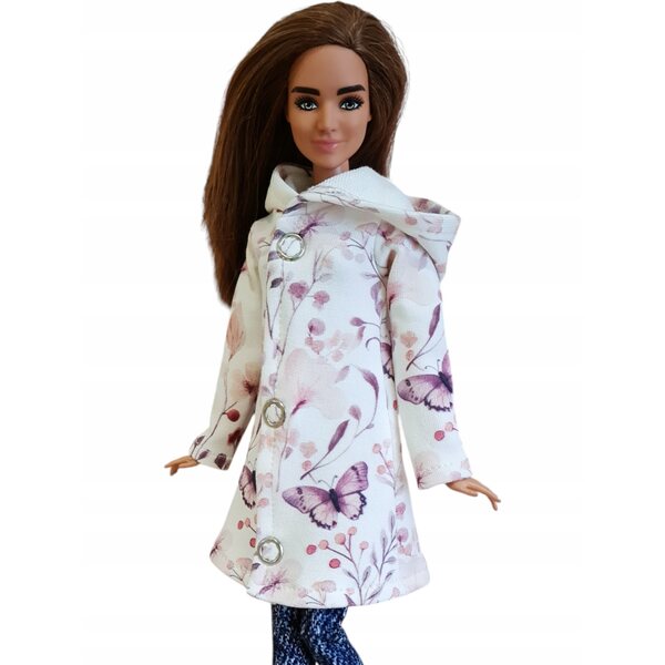Ein Kapuzenmantel für eine Puppe – ein modisches Kleid mit lila Schmetterlingsmuster