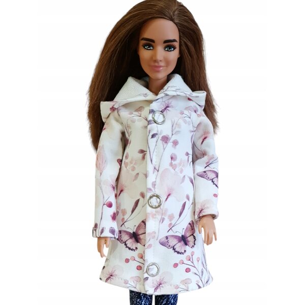 Ein Kapuzenmantel für eine Puppe – ein modisches Kleid mit lila Schmetterlingsmuster