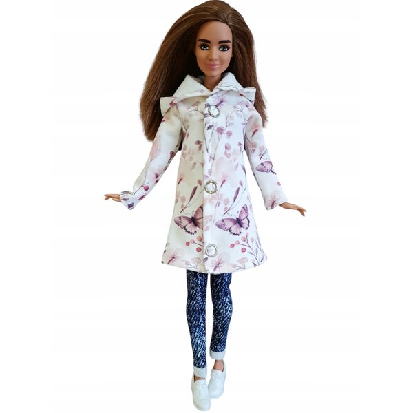 Ein Kapuzenmantel für eine Puppe – ein modisches Kleid mit lila Schmetterlingsmuster