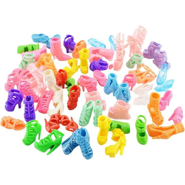 Omquot Puppenkleidungsset mit 46 Modeaccessoires, Kleiderbügeln und bunten Absätzen
