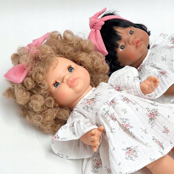 Musselinkleid für Miniland und Paola Reina 38 cm Puppen mit rosa Blumen