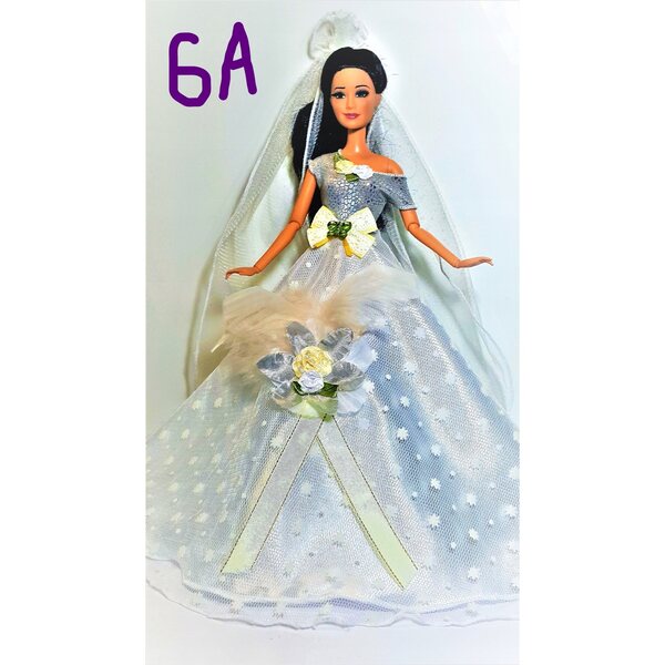 Elegantes Ballkleid für 28–31 cm große Puppen mit glänzenden Accessoires und Dekorationen