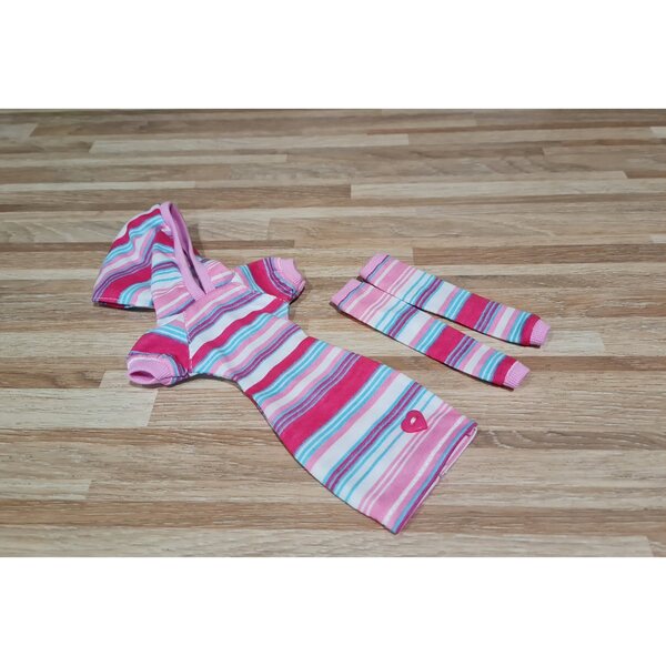 Puppenkleidung: Kapuzenkleid und bunt gestreifte Leggings
