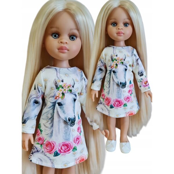 Ein Kleid für eine 32 cm große Paola Reina-Puppe mit einem Muster aus weißen Pferden und Rosen