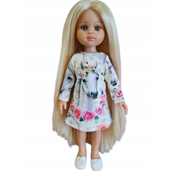 Ein Kleid für eine 32 cm große Paola Reina-Puppe mit einem Muster aus weißen Pferden und Rosen