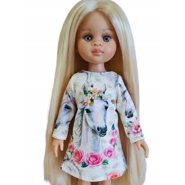 Ein Kleid für eine 32 cm große Paola Reina-Puppe mit einem Muster aus weißen Pferden und Rosen