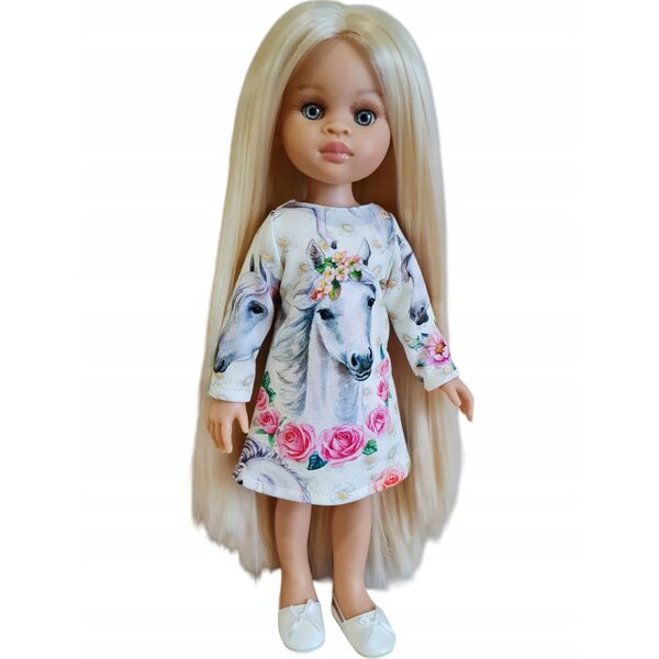 Ein Kleid für eine 32 cm große Paola Reina-Puppe mit einem Muster aus weißen Pferden und Rosen