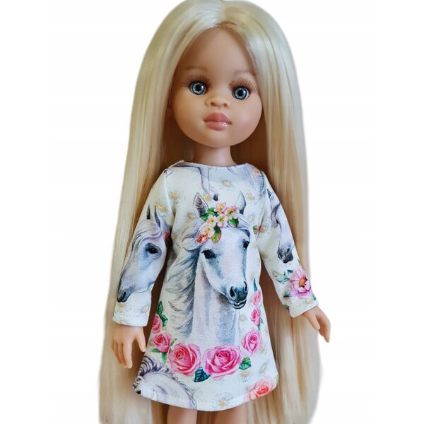 Ein Kleid für eine 32 cm große Paola Reina-Puppe mit einem Muster aus weißen Pferden und Rosen