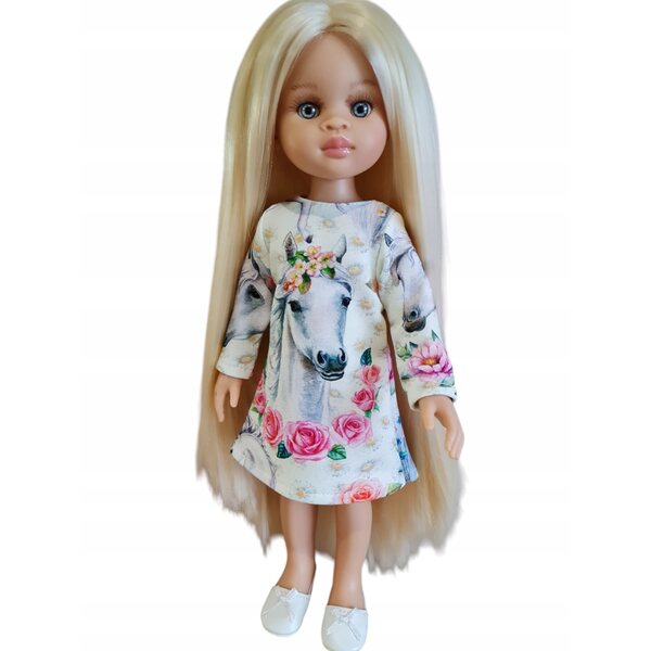 Ein Kleid für eine 32 cm große Paola Reina-Puppe mit einem Muster aus weißen Pferden und Rosen