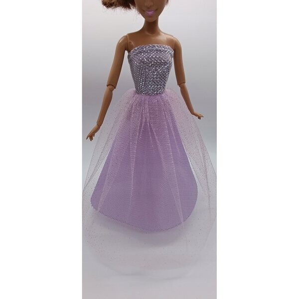 Elegantes Puppenkleid mit Korsett und glänzendem Tüll