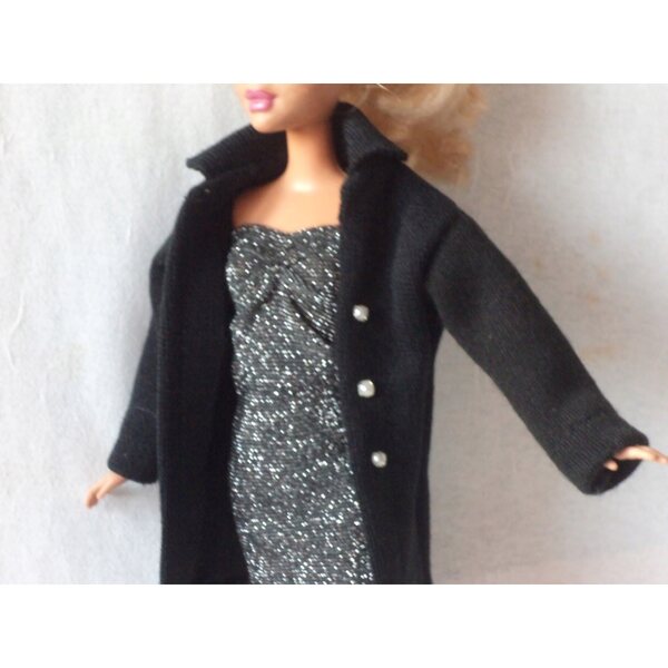 Barbie-Puppenkleidungsset mit schwarzem Mantel und silbernem Kleid