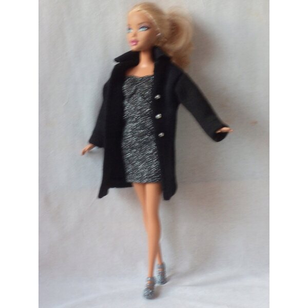 Barbie-Puppenkleidungsset mit schwarzem Mantel und silbernem Kleid