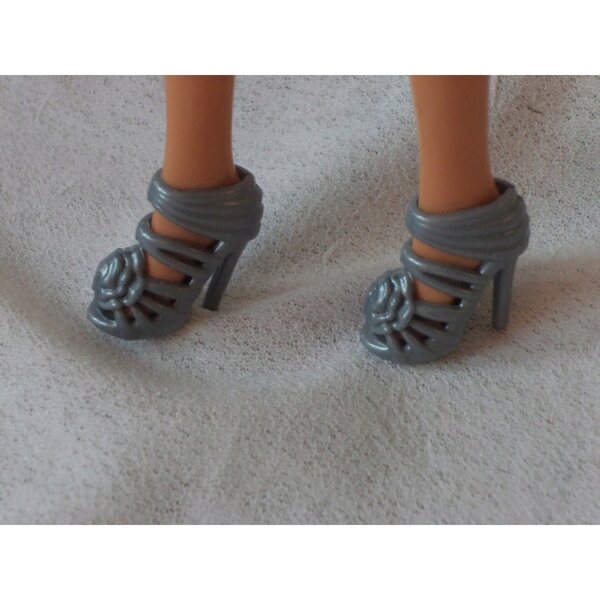 Barbie-Puppenkleidungsset mit schwarzem Mantel und silbernem Kleid