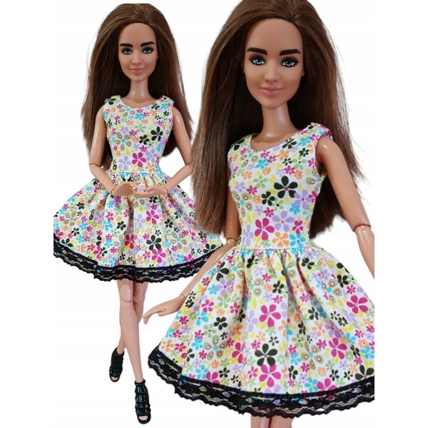 Ein Kleid mit kleinen bunten Blumen und Spitze, ein Modepuppen-Outfit