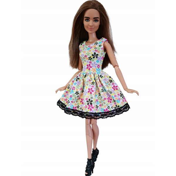 Ein Kleid mit kleinen bunten Blumen und Spitze, ein Modepuppen-Outfit