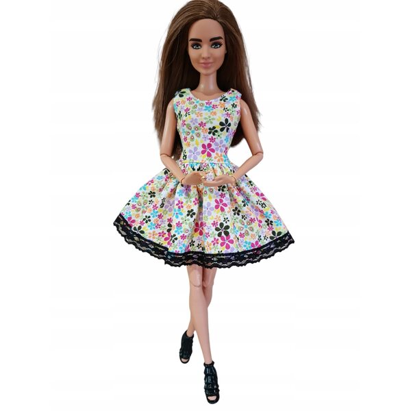 Ein Kleid mit kleinen bunten Blumen und Spitze, ein Modepuppen-Outfit