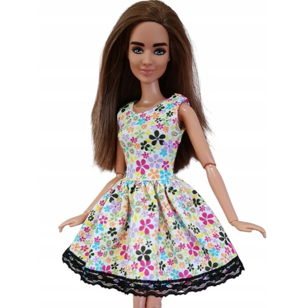 Ein Kleid mit kleinen bunten Blumen und Spitze, ein Modepuppen-Outfit