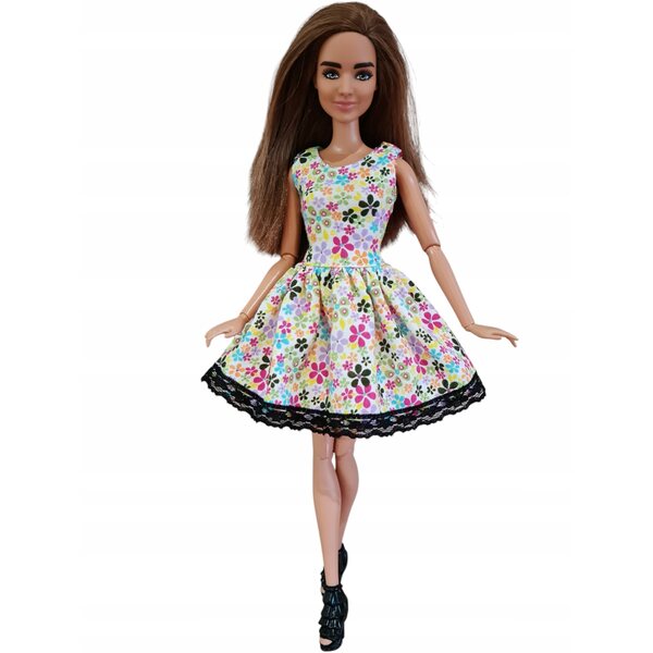 Ein Kleid mit kleinen bunten Blumen und Spitze, ein Modepuppen-Outfit