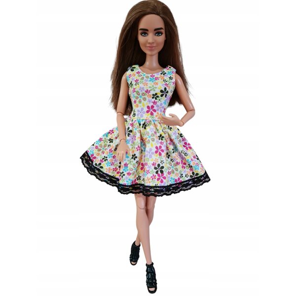 Ein Kleid mit kleinen bunten Blumen und Spitze, ein Modepuppen-Outfit
