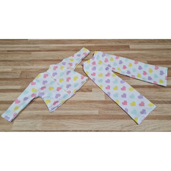 Bunter Herz-Pyjama für Paola Reina 32 cm Puppen, komplett aus Stoff