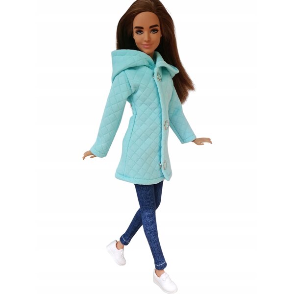 Cappotto trapuntato color menta per una bambola: abito alla moda con cappuccio