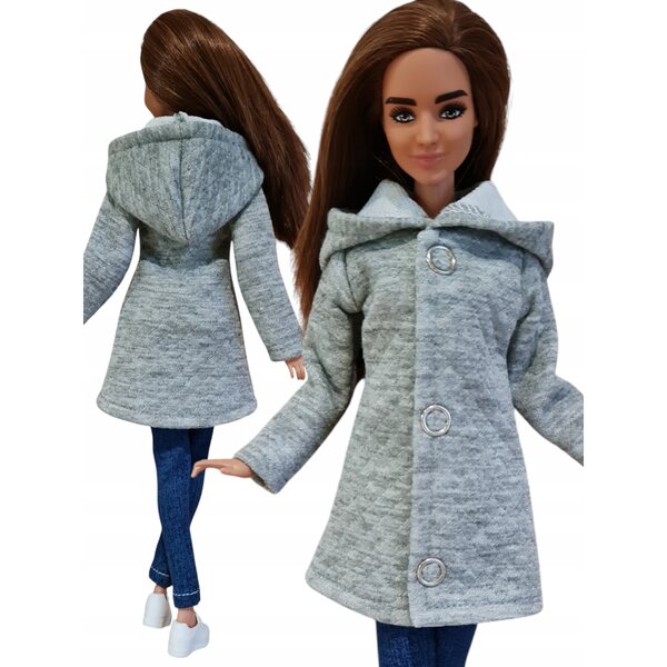 Ein grauer Steppmantel für eine Puppe – ein klassisches modisches Outfit mit Kapuze