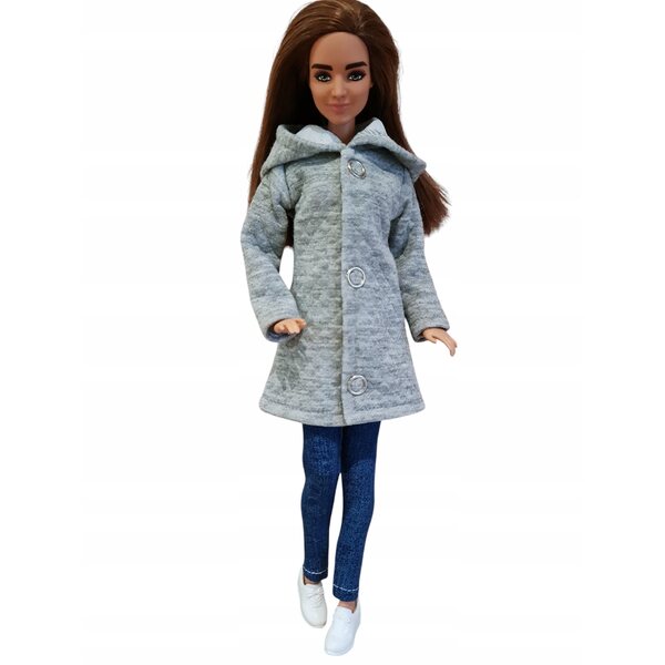 Ein grauer Steppmantel für eine Puppe – ein klassisches modisches Outfit mit Kapuze