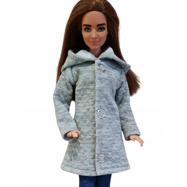 Ein grauer Steppmantel für eine Puppe – ein klassisches modisches Outfit mit Kapuze