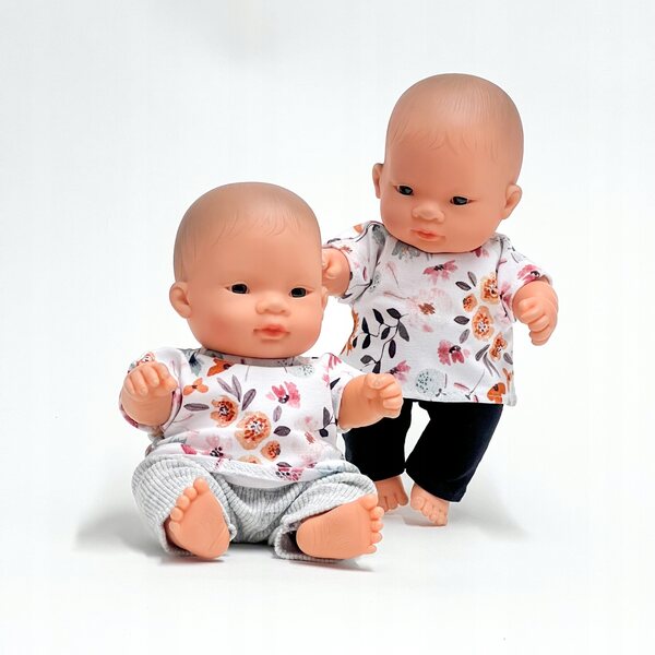 Completo Miniland Baby con bluzza a fiori e pantaloncini grigi per bambole 21 cm