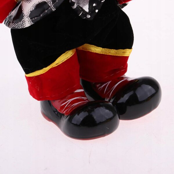 Eine 18 cm große Clownpuppe aus Porzellan, die in einem farbenfrohen Glitzerkostüm lächelt