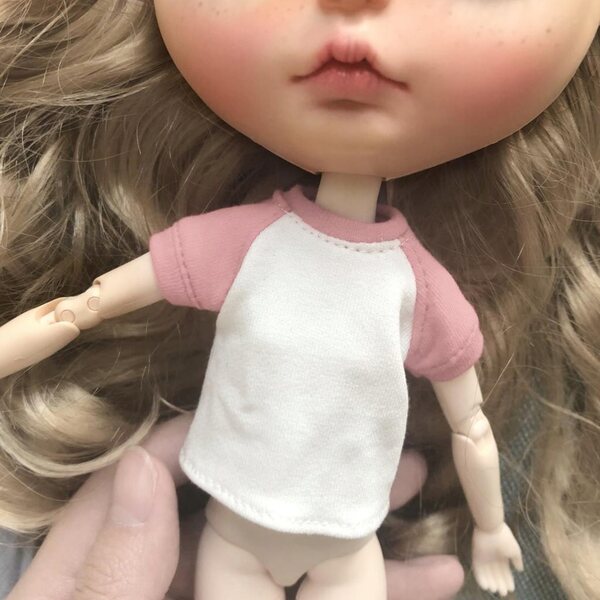 Kleidungsset für 1/6 Blythe-Puppen. Rosafarbenes Stoff-T-Shirt, Shorts und Jeans