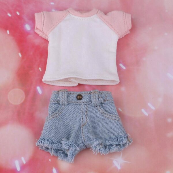 Kleidungsset für 1/6 Blythe-Puppen. Rosafarbenes Stoff-T-Shirt, Shorts und Jeans
