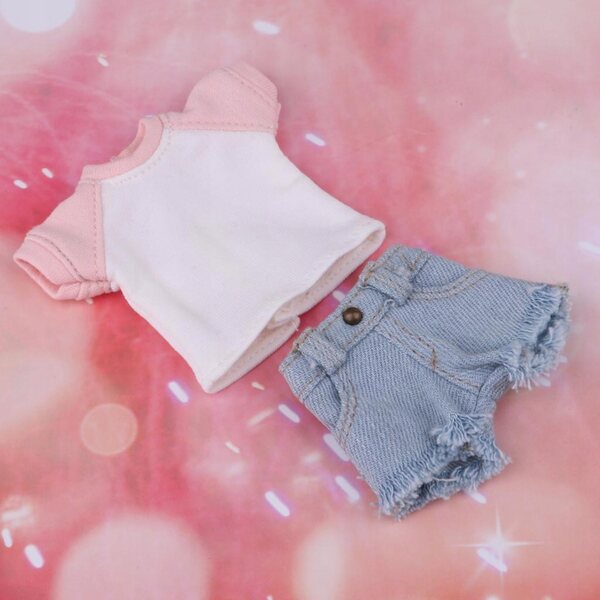 Kleidungsset für 1/6 Blythe-Puppen. Rosafarbenes Stoff-T-Shirt, Shorts und Jeans
