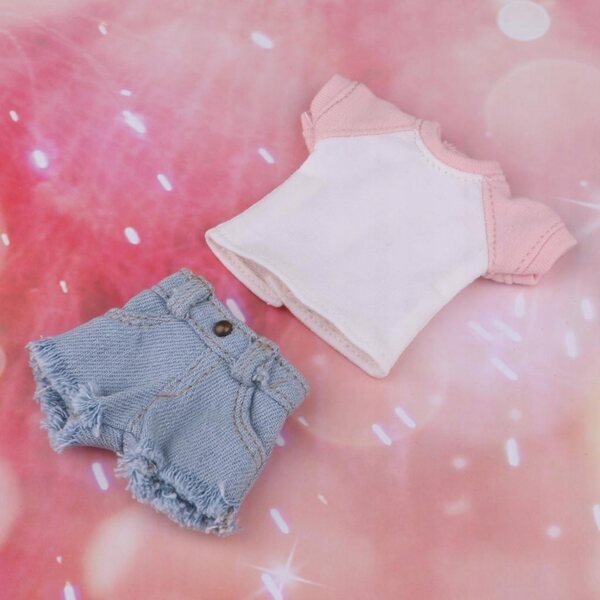 Kleidungsset für 1/6 Blythe-Puppen. Rosafarbenes Stoff-T-Shirt, Shorts und Jeans