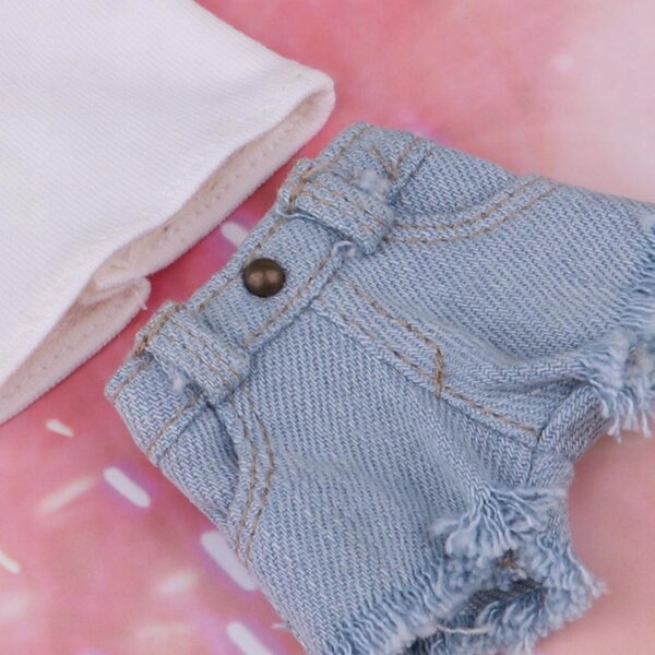 Kleidungsset für 1/6 Blythe-Puppen. Rosafarbenes Stoff-T-Shirt, Shorts und Jeans