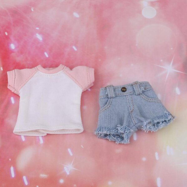 Kleidungsset für 1/6 Blythe-Puppen. Rosafarbenes Stoff-T-Shirt, Shorts und Jeans
