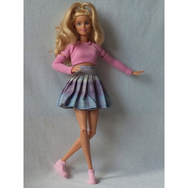 Barbie-Puppen-Modeset: rosa Oberteil, karierter Rock, Höschen und Schuhe