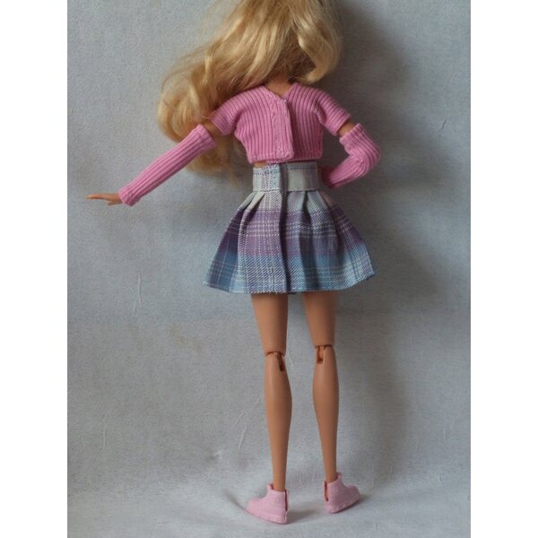 Barbie-Puppen-Modeset: rosa Oberteil, karierter Rock, Höschen und Schuhe