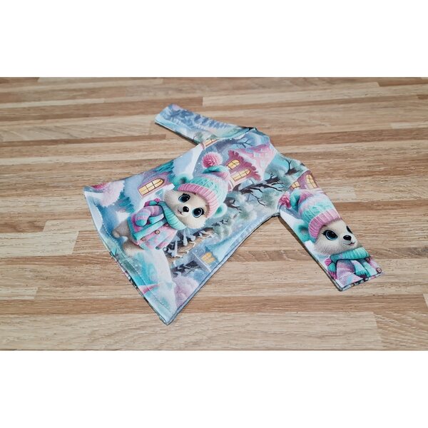 Ein Outfit für eine 32 cm große Paola Reina-Puppe mit einem Winterbärenmotiv