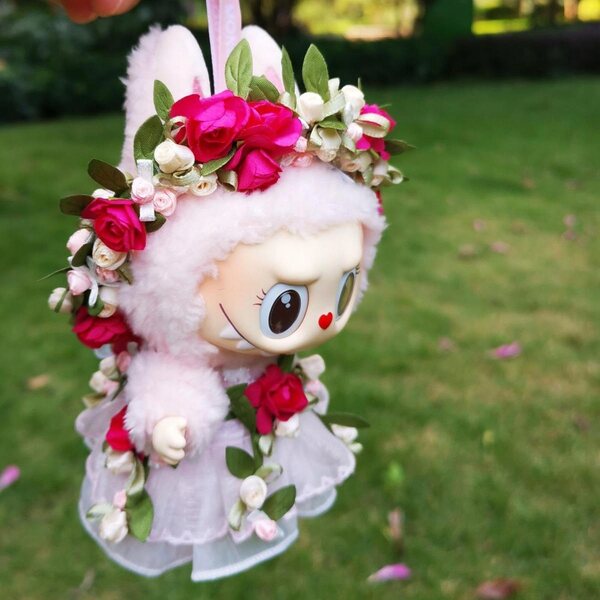 Mehrfarbiges Kleid für 15–17 cm große Puppen mit Haarschmuck
